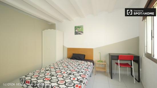 Amplia habitación en apartamento de 3 dormitorios en el Raval. - BARCELONA