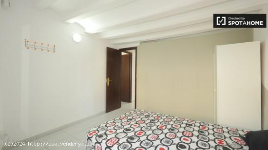 Amplia habitación en apartamento de 3 dormitorios en el Raval. - BARCELONA