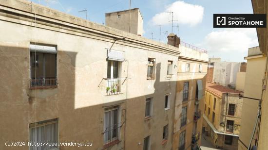 Habitación exterior en apartamento de 3 dormitorios en el raval. - BARCELONA