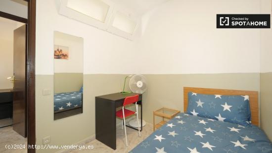 Habitación amueblada en apartamento de 4 dormitorios en el raval. - BARCELONA