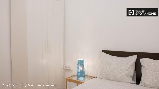 Habitación amueblada en apartamento de 3 dormitorios en El Raval - BARCELONA