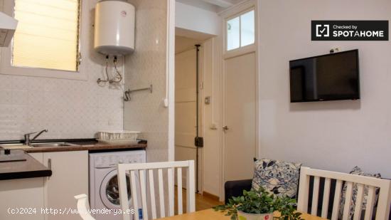 Habitación amueblada en apartamento de 3 dormitorios en El Raval - BARCELONA