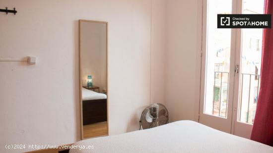 Amplia habitación en piso de 3 dormitorios en el raval. - BARCELONA