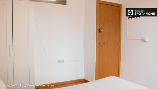 Amplia habitación en piso de 3 dormitorios en el raval. - BARCELONA