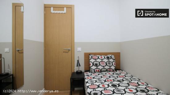 Habitación cómoda en alquiler en el apartamento de 6 dormitorios en El Raval - BARCELONA