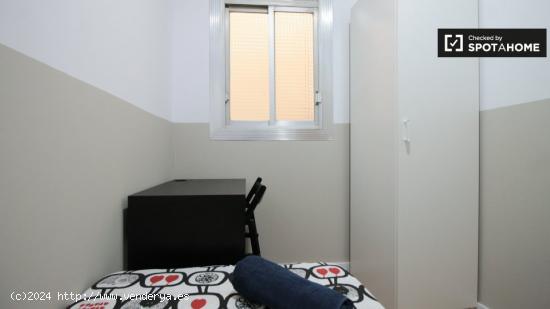 Habitación cómoda en alquiler en el apartamento de 6 dormitorios en El Raval - BARCELONA