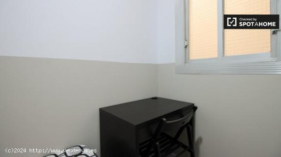 Habitación cómoda en alquiler en el apartamento de 6 dormitorios en El Raval - BARCELONA