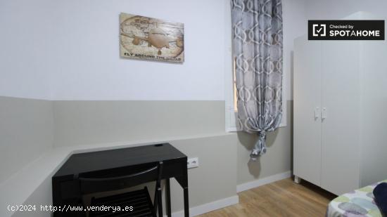 Acogedora habitación en alquiler en apartamento de 6 dormitorios en El Raval. - BARCELONA