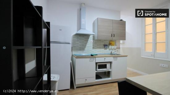 Acogedora habitación en alquiler en apartamento de 6 dormitorios en El Raval. - BARCELONA