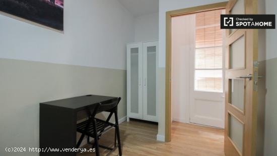 Amplia habitación en alquiler en apartamento de 6 dormitorios en El Raval. - BARCELONA