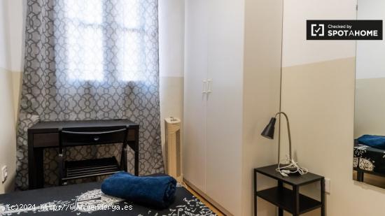 Acogedora habitación en alquiler en apartamento de 6 dormitorios en El Raval. - BARCELONA