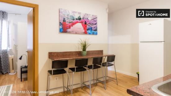 Acogedora habitación en alquiler en apartamento de 6 dormitorios en El Raval. - BARCELONA