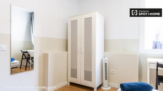 Habitación luminosa en alquiler en apartamento de 6 dormitorios en El Raval. - BARCELONA