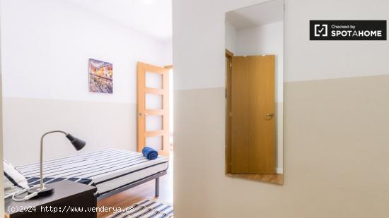 Cómoda habitación en alquiler en apartamento de 6 habitaciones en El Raval. - BARCELONA