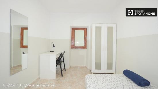 Cómoda habitación en alquiler en apartamento de 3 dormitorios en El Born - BARCELONA