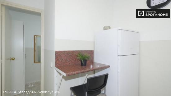 Cómoda habitación en alquiler en apartamento de 3 dormitorios en El Born - BARCELONA