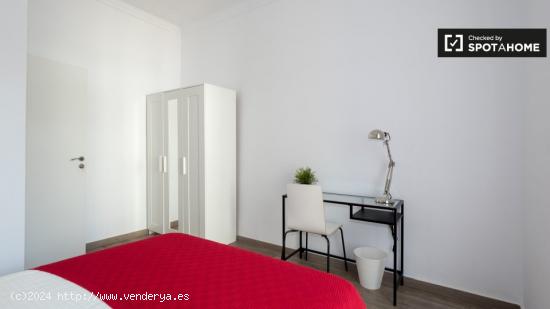 Elegante habitación en alquiler en un apartamento de 7 dormitorios, cerca de la Casa de les Punxes,