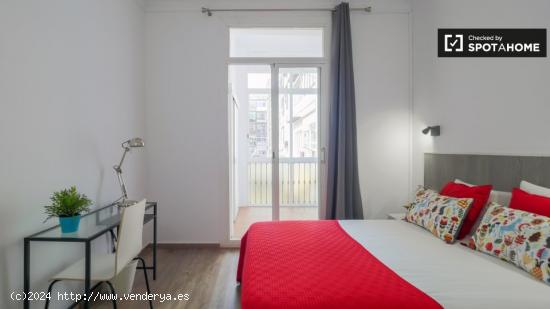 Elegante habitación en alquiler en un apartamento de 7 dormitorios, cerca de la Casa de les Punxes,