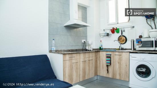 Cómoda habitación con escritorio en piso compartido, El Raval - BARCELONA