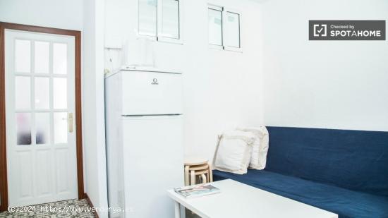 Cómoda habitación con escritorio en piso compartido, El Raval - BARCELONA