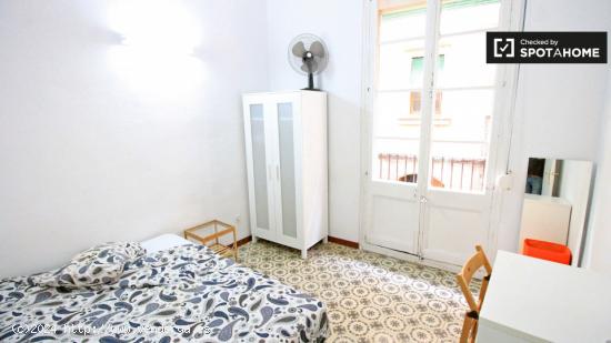 Cómoda habitación con ventana con vistas a la calle en piso compartido, El Raval - BARCELONA