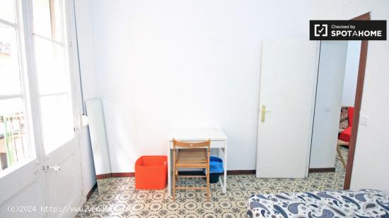 Cómoda habitación con ventana con vistas a la calle en piso compartido, El Raval - BARCELONA