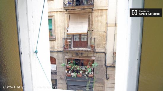 Encuentra habitación con calefacción en piso compartido, El Raval - BARCELONA