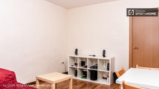 Habitación interior con armario independiente en piso compartido, El Raval - BARCELONA