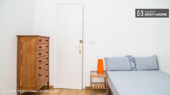 Enorme habitación con ventana con vista a la calle en piso compartido, El Raval - BARCELONA