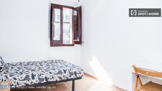 Gran habitación con ventana con vistas a un patio en piso compartido, El Raval - BARCELONA