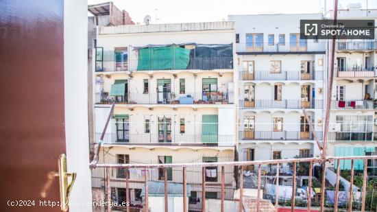 Gran habitación con ventana con vistas a un patio en piso compartido, El Raval - BARCELONA