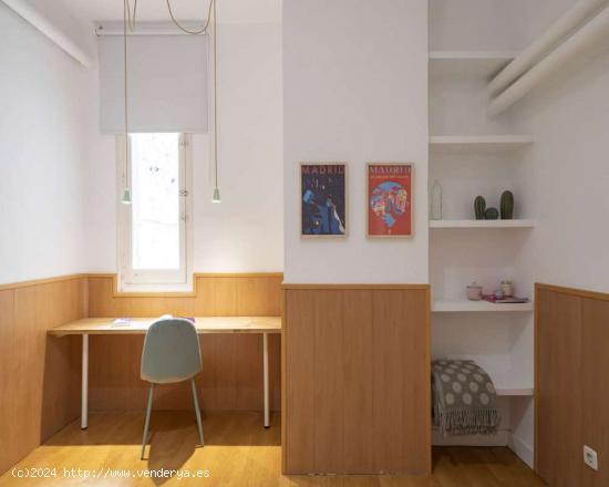  Se alquila habitación en apartamento de 3 dormitorios en Madrid - MADRID 