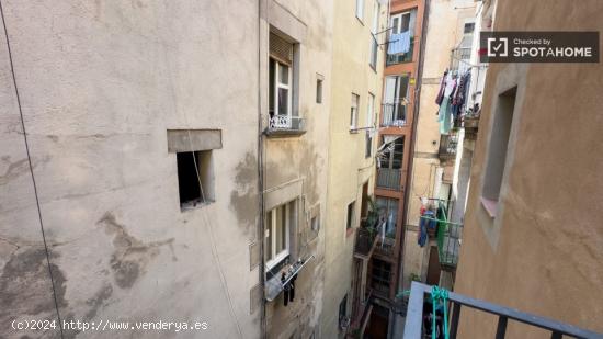 Se alquila habitación en apartamento de 3 dormitorios en Barcelona - BARCELONA