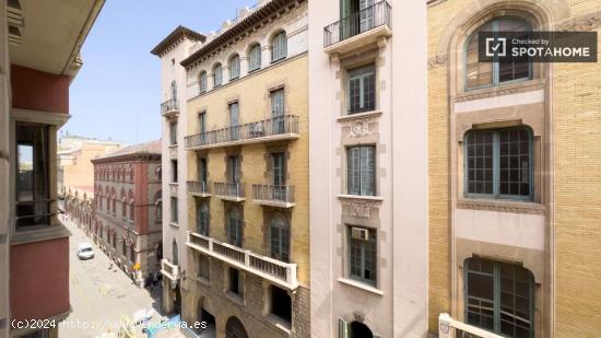 Se alquila habitación en piso de 7 habitaciones en Barcelona - BARCELONA