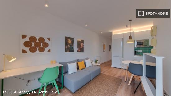 Se alquilan habitaciones en apartamento de 2 habitaciones en L'Esquerra De L'Eixample - BARCELONA