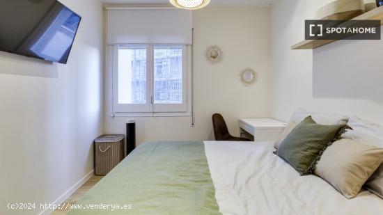 Se alquilan habitaciones en un apartamento de 4 dormitorios en Ciutat Vella - BARCELONA