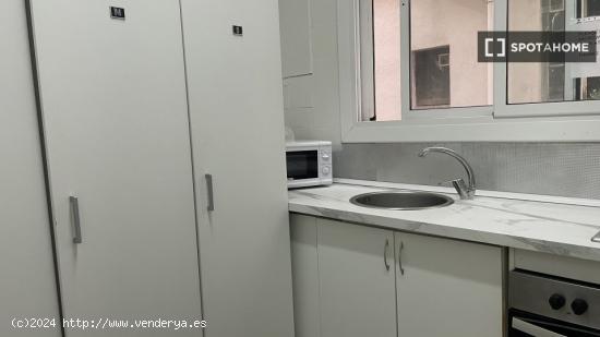 Se alquila habitación en piso de 8 habitaciones en Barcelona - BARCELONA