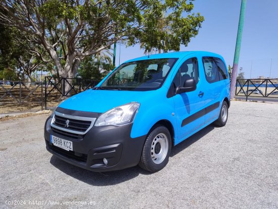  Peugeot Partner 16 HDI MIXTA 5 PLAZAS CERTIFICADO DE KILOMETROS Y CARROCERIA - Malaga 