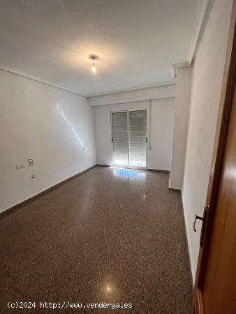 PISO DE 3 DORMITORIOS CON PLAZA DE GARAJE EN PEDRO JUAN PERPIÑAN - ALICANTE