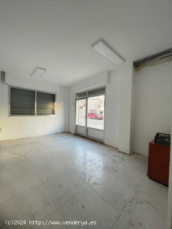 Bajo comercial o  almacén de 134m2 mas 26 m2 de patio - ALICANTE