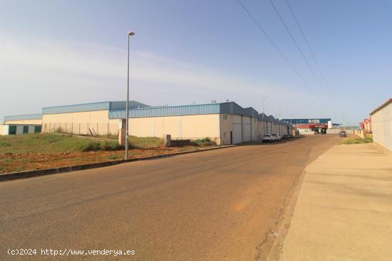 NAVE INDUSTRIAL EN EL POLÍGONO INDUSTRIAL NUEVO DE LOBÓN - BADAJOZ