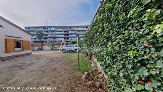 CASA TORRE A 4 VIENTOS  EN UNA SOLA PLANTA CON GRAN JARDIN - BARCELONA