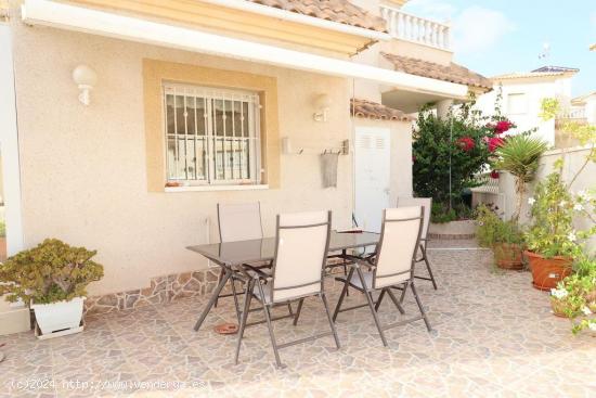 VILLA CON VISTAS DESPEJADAS. PLAYA FLAMENCA. 3 DORM. 2 BAÑOS. PISCINA PRIVADA. - ALICANTE