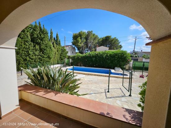 Chalet unifamiliar de 171 M2, en parcela ajardinada con piscina privada - TARRAGONA