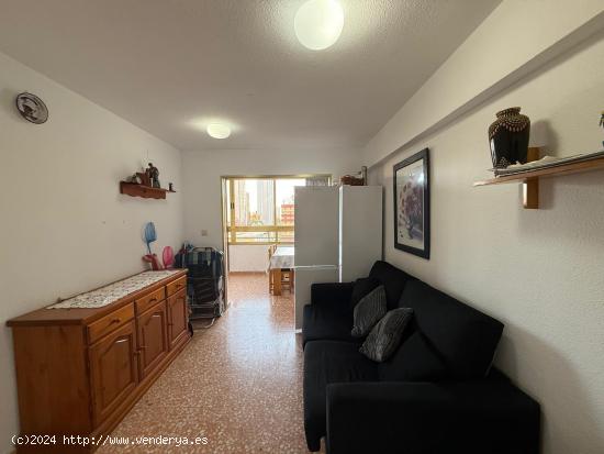 Apartamento en zona de Levante. 1 dormitorio, 1 baño. piscina comunitaria y parking. en buen estado