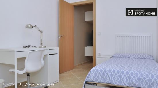 Se alquila habitación clásica en el apartamento de 4 dormitorios La Sagrera - BARCELONA