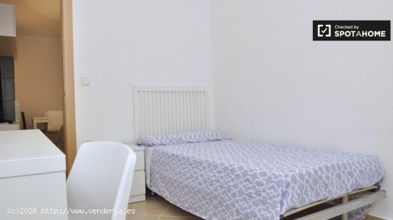 Se alquila habitación clásica en el apartamento de 4 dormitorios La Sagrera - BARCELONA