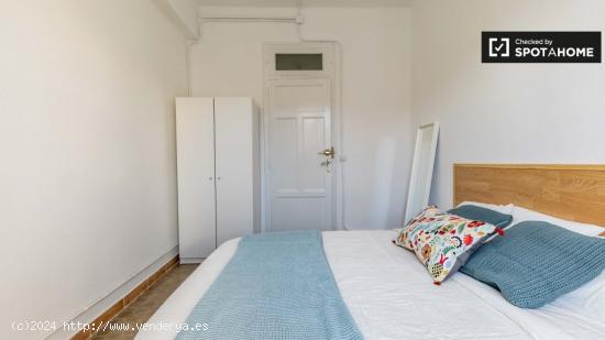 Habitación soleada en un apartamento de 7 dormitorios en L'Eixample - VALENCIA