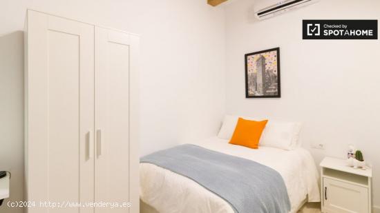 Habitación luminosa en alquiler en un apartamento de 4 dormitorios en Barri Gòtic - BARCELONA