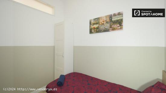 Se alquila preciosa habitación en apartamento de 4 dormitorios en El Raval - BARCELONA